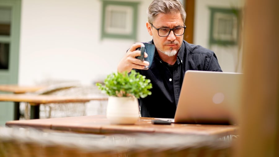 AdobeStock_611440837-man-researching