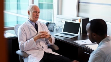  Médico falando com paciente no consultório